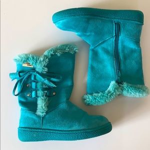 Winter boots. Suede. Teal color
